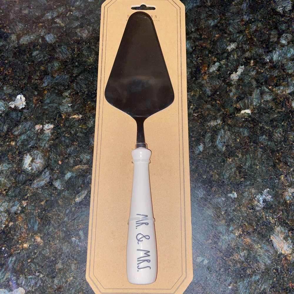 Rae Dunn cake knife
